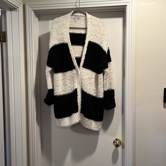 Oversized fuzzy snap front cardigan - wool blend. Elizabeth and James. ADORABLE - Picture 2 of 7